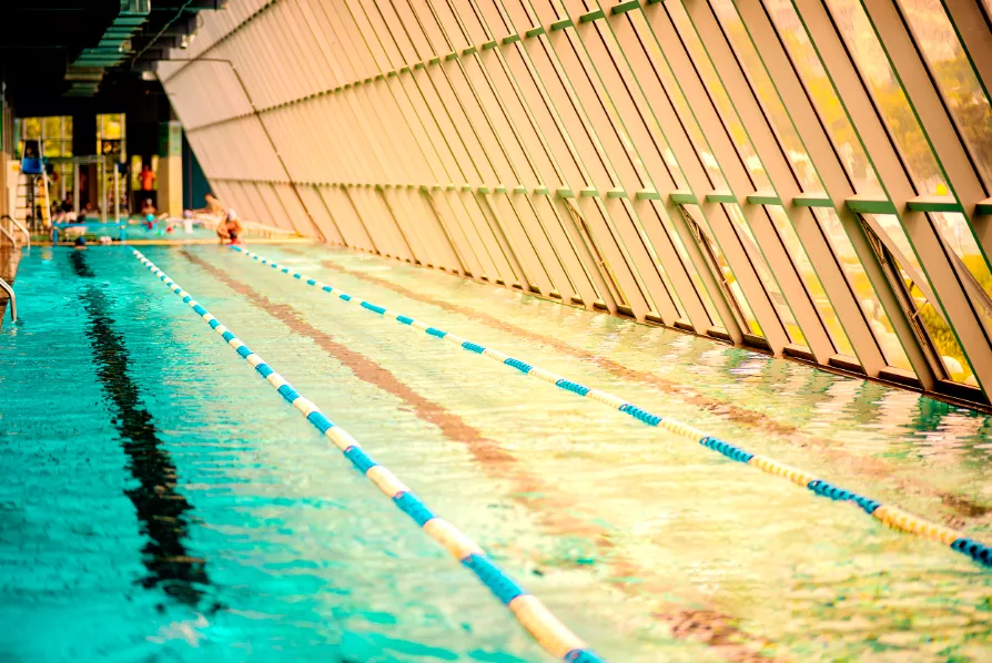 珠海成人混凝土钢结构游泳池项目